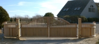 Estate Convex Wooden Driveway Gate (A)